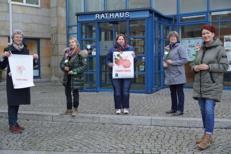Wollen am 12. März 2022 mit Fairtrade-Rosen auf die Stärkung von Frauenrechten und den fairen Handel aufmerksam machen: (v.l.). Traute Pott, Petra Niewiera, Sandra Primke, Maria Niemann und Angelika Roelofs.