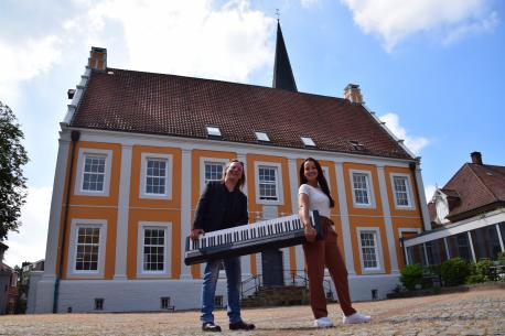 Susan Albers und Piano Pete Budden stehen am 26. Juni auf der Bühne am Amtsgericht Lingen.