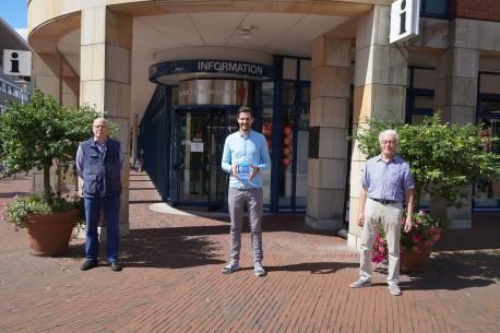 Blicken gemeinsam mit der DVD „Lingen – Das Jahr 2019“ zurück: LWT Geschäftsführer Jan Koormann (Mitte) sowie Roland Hollmann (links) und Winfried Janshen (rechts) vom Team 75.