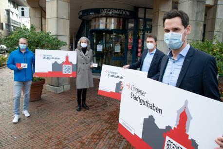 Präsentieren das neue Lingener Stadtguthaben (v.l.): Dirk Iserlohe und Stefanie Neuhaus-Richter, Vorstand Lingen Wirtschaft + Tourismus e.V., Oberbürgermeister Dieter Krone und Jan Koormann, Geschäftsführer Lingen Wirtschaft + Tourismus GmbH