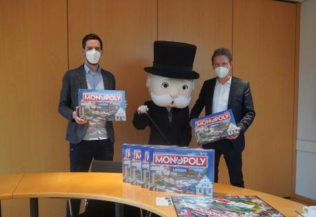 Oberbürgermeister Dieter Krone (rechts) und Jan Koormann, Geschäftsführer der Lingen Wirtschaft + Tourismus GmbH freuen sich über das neue Monopoly in der Lingen-Edition.