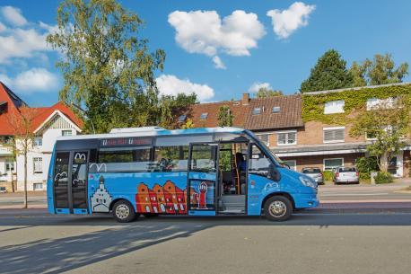 Ein LiLi-Bus steht mit geöffneter Tür an einer Straße in Lingen.  